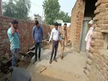 घटनास्थल का मौका मुआयना करती पुलिस