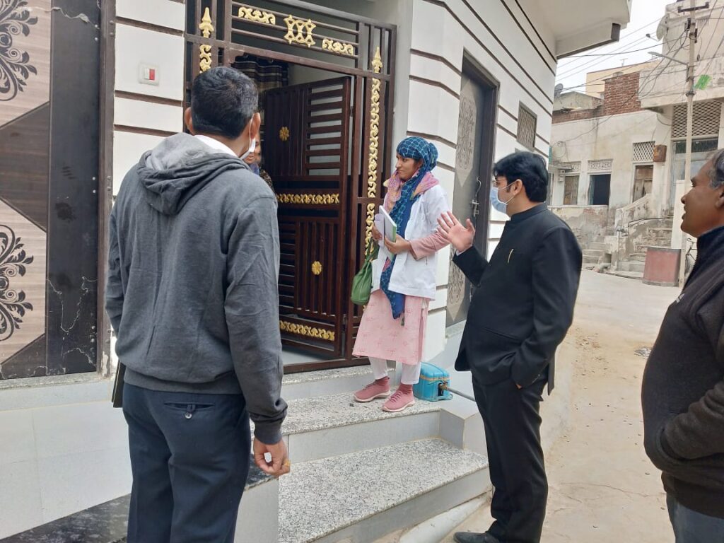 झुंझुनूं : सीएमएचओ ने घर-घर दस्तक देकर जांची कोविड वेक्सीनेशन की स्थिति
